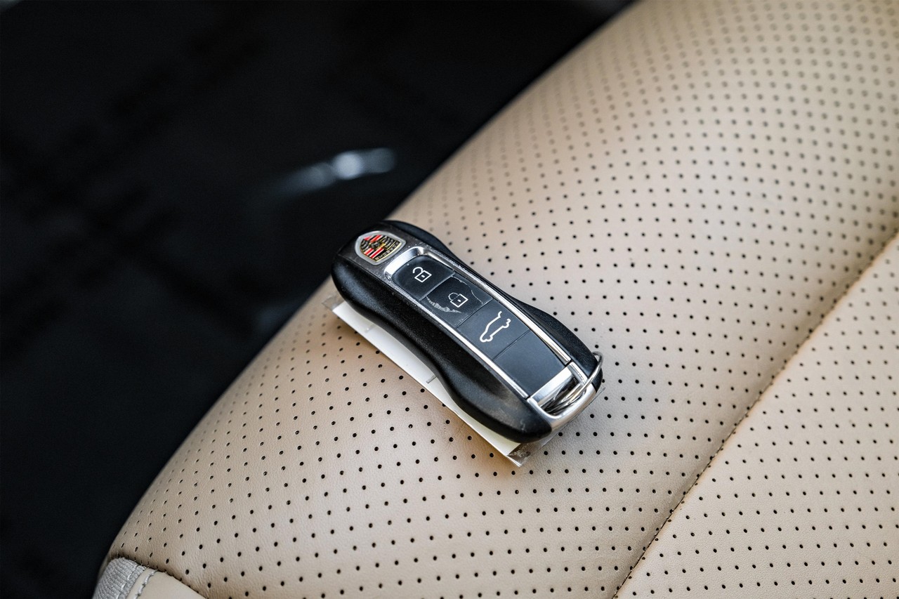 Porsche Cayenne Vehicle Main Gallery Image 52