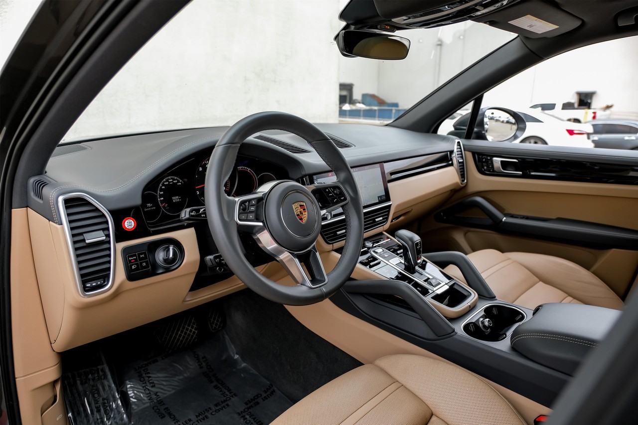 Porsche Cayenne Vehicle Main Gallery Image 03
