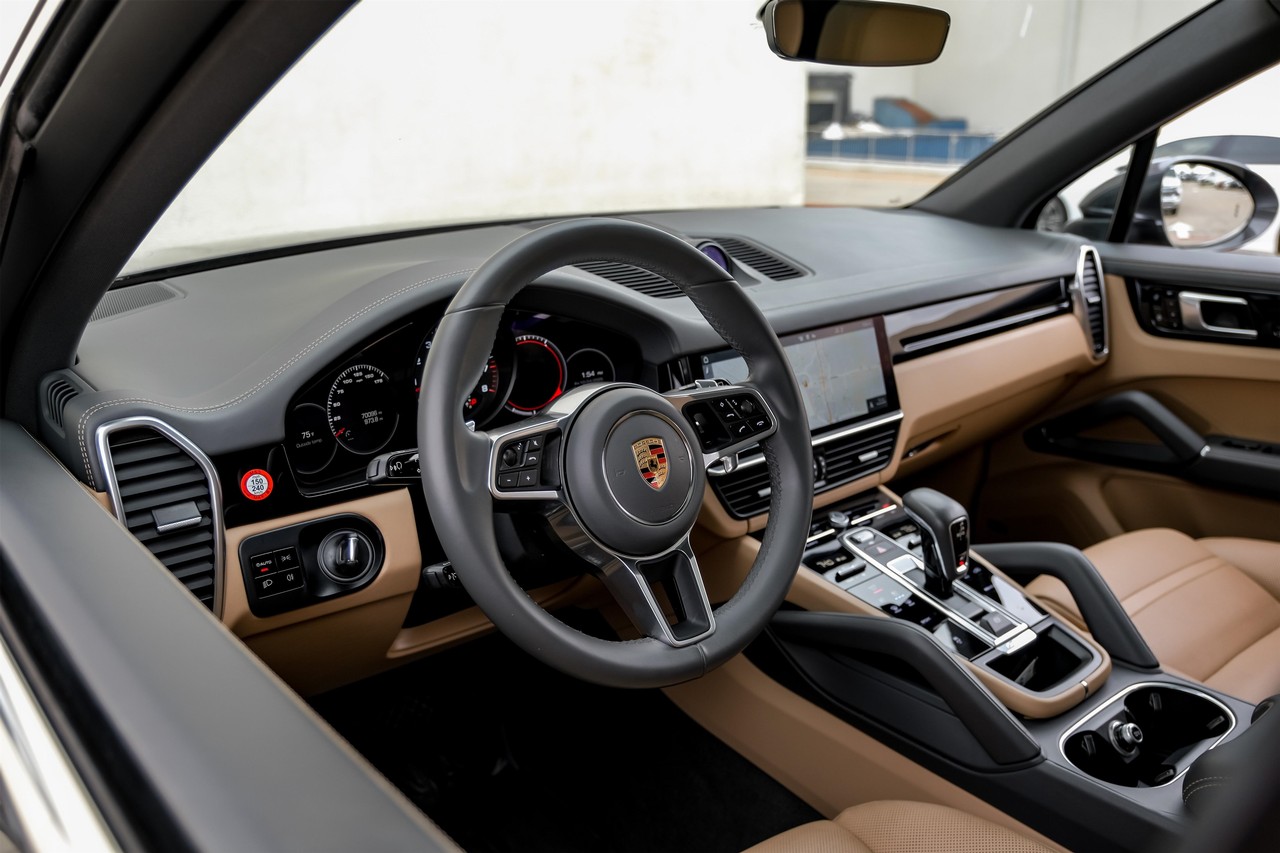 Porsche Cayenne Vehicle Main Gallery Image 17