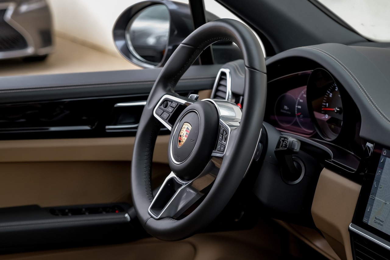 Porsche Cayenne Vehicle Main Gallery Image 18