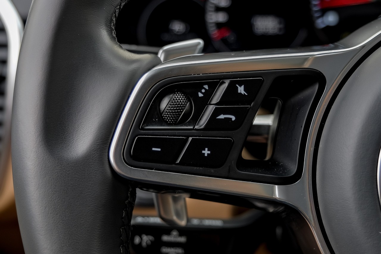 Porsche Cayenne Vehicle Main Gallery Image 19