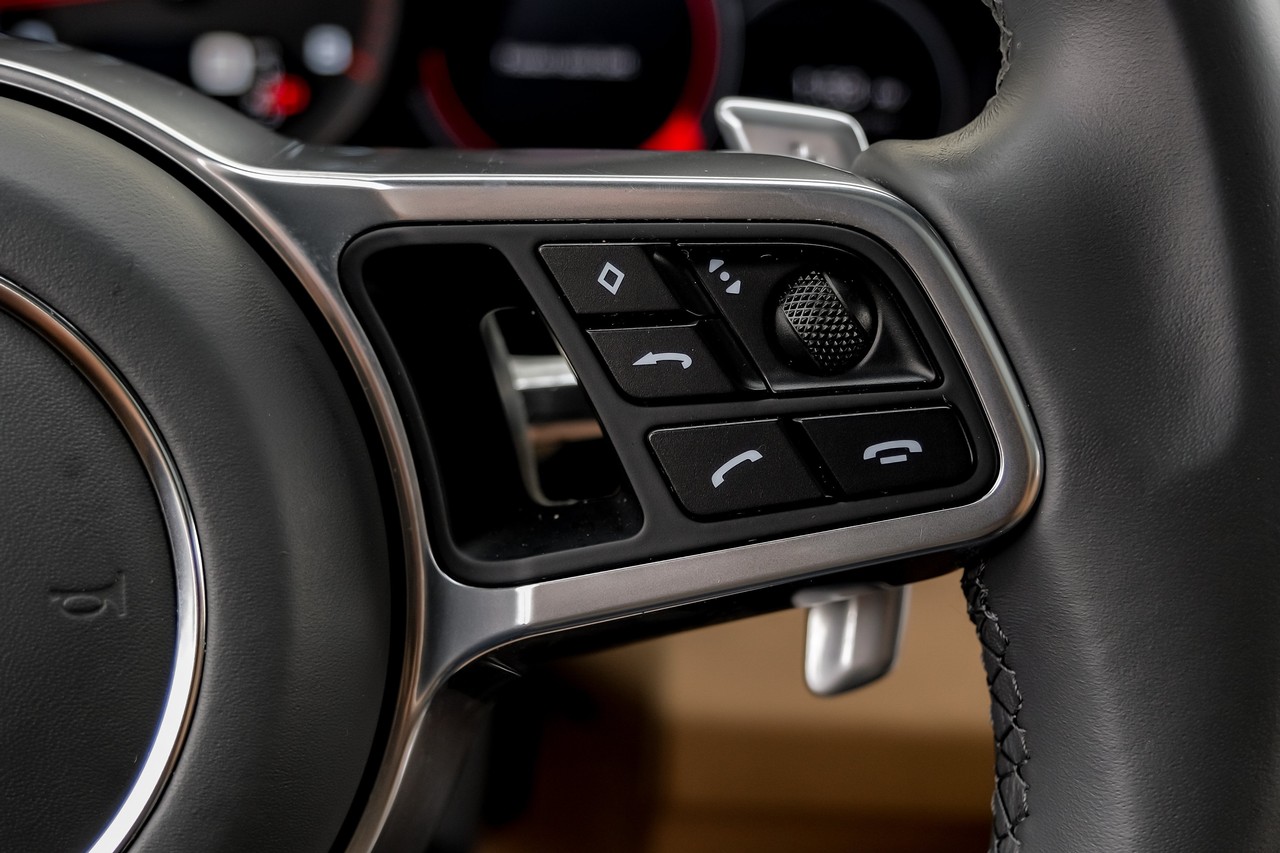 Porsche Cayenne Vehicle Main Gallery Image 20