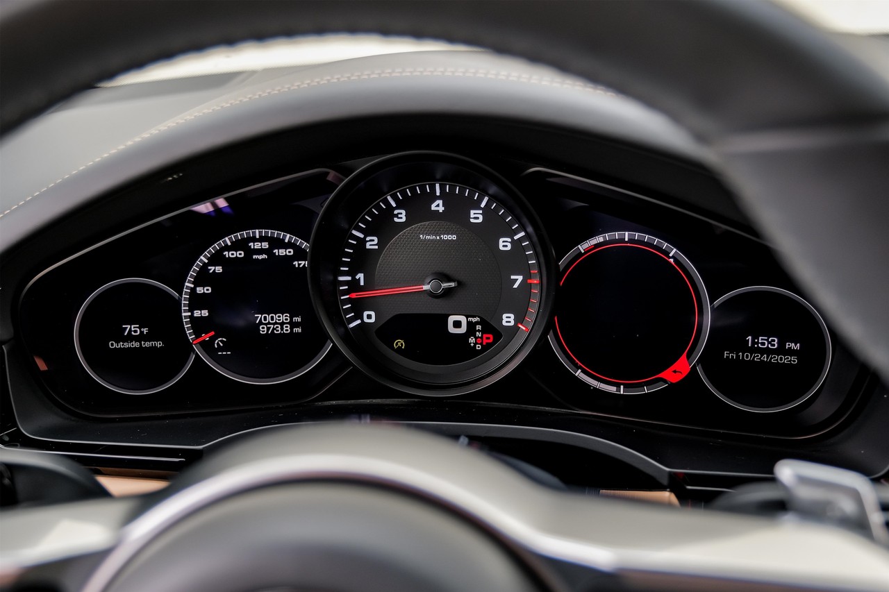Porsche Cayenne Vehicle Main Gallery Image 21