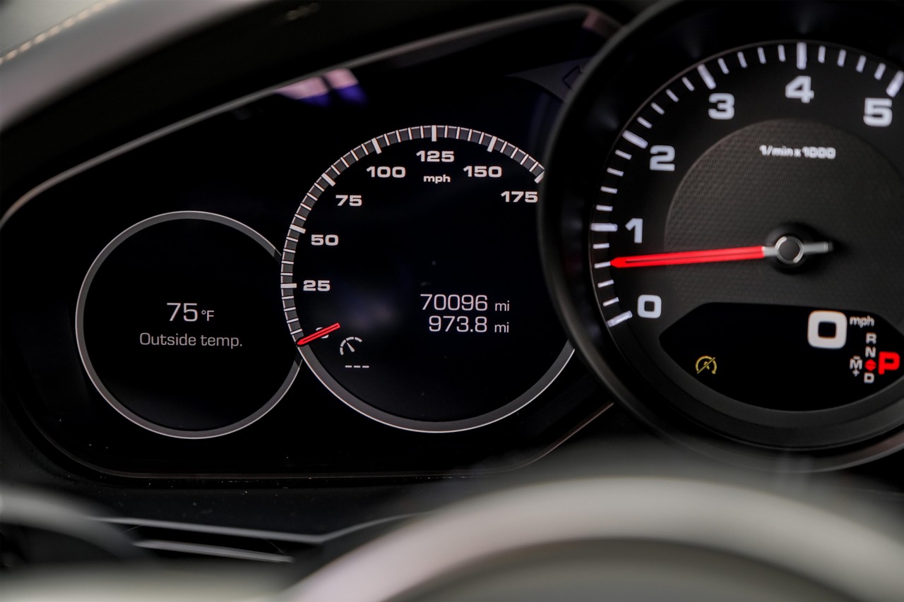 Porsche Cayenne Vehicle Main Gallery Image 22