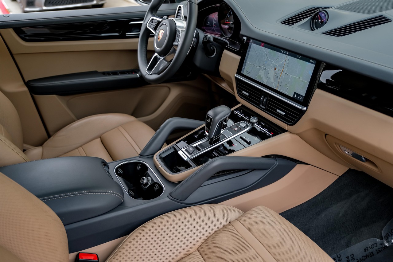 Porsche Cayenne Vehicle Main Gallery Image 25