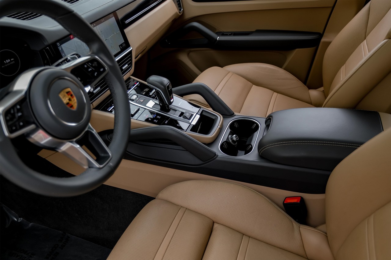 Porsche Cayenne Vehicle Main Gallery Image 26
