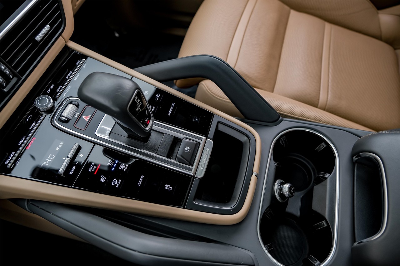 Porsche Cayenne Vehicle Main Gallery Image 27