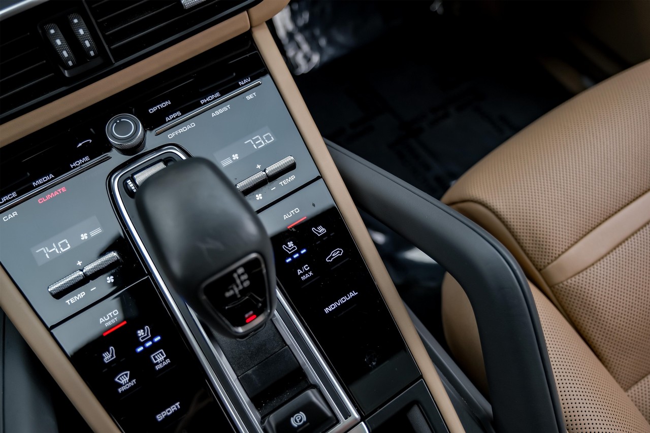 Porsche Cayenne Vehicle Main Gallery Image 28