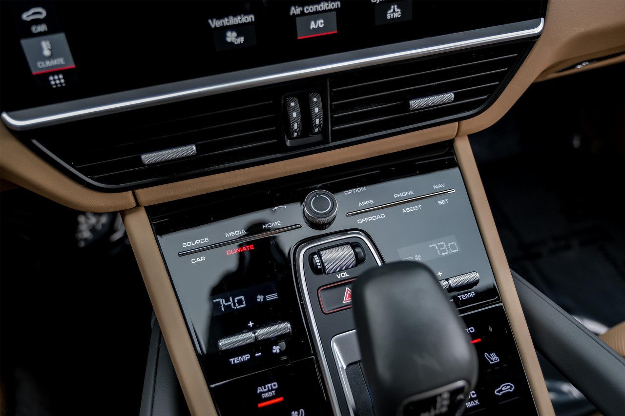 Porsche Cayenne Vehicle Main Gallery Image 29