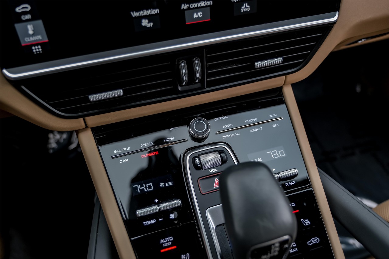 Porsche Cayenne Vehicle Main Gallery Image 30