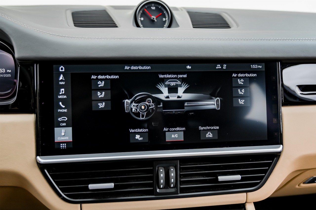 Porsche Cayenne Vehicle Main Gallery Image 31