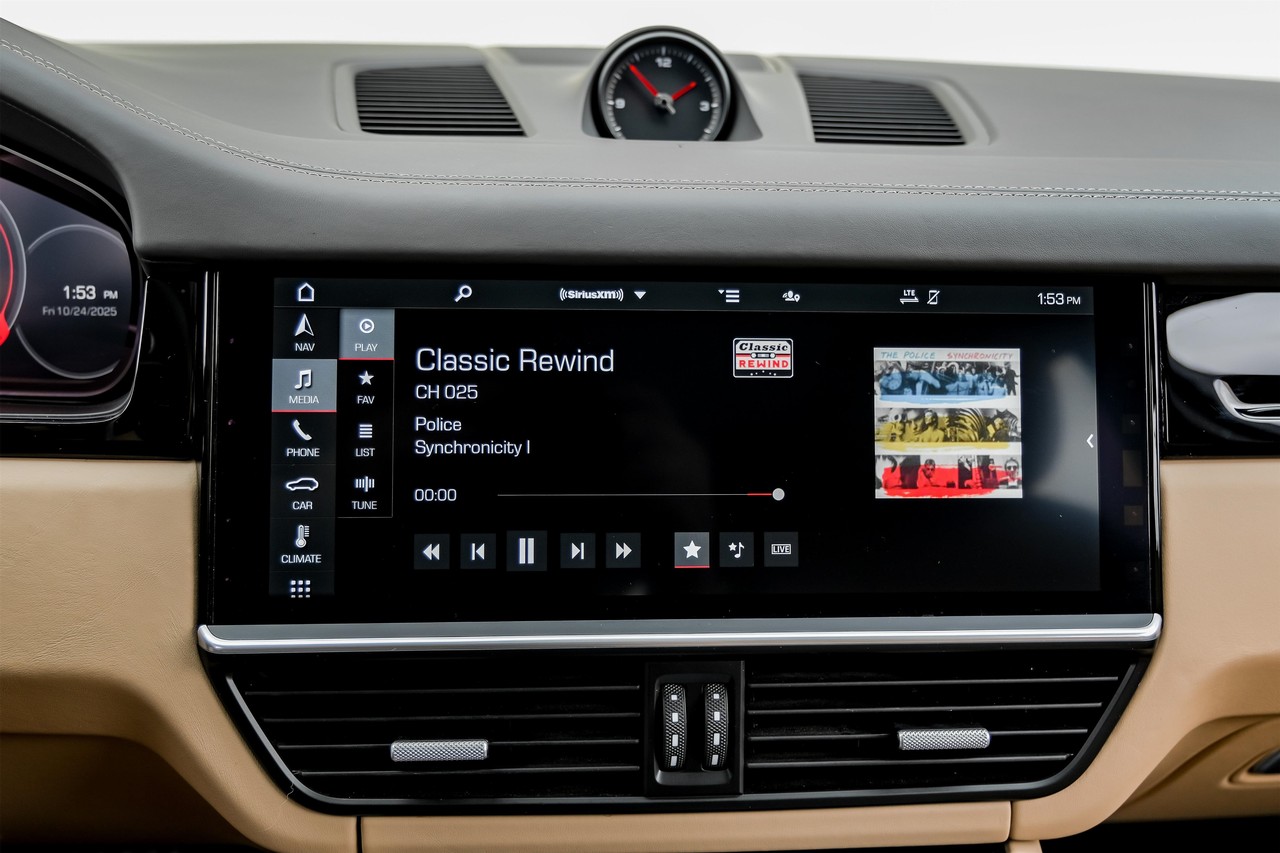 Porsche Cayenne Vehicle Main Gallery Image 33