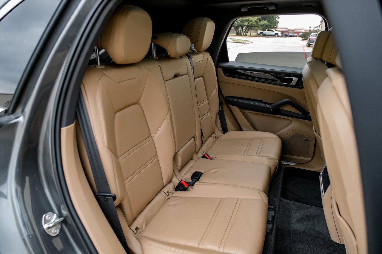 Porsche Cayenne Vehicle Main Gallery Image 38