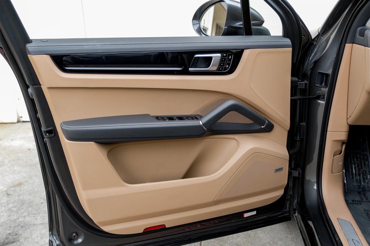 Porsche Cayenne Vehicle Main Gallery Image 44