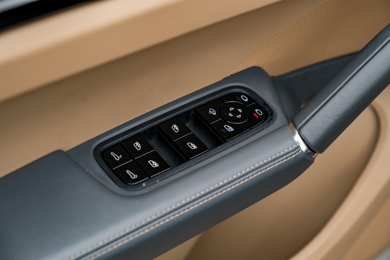Porsche Cayenne Vehicle Main Gallery Image 45