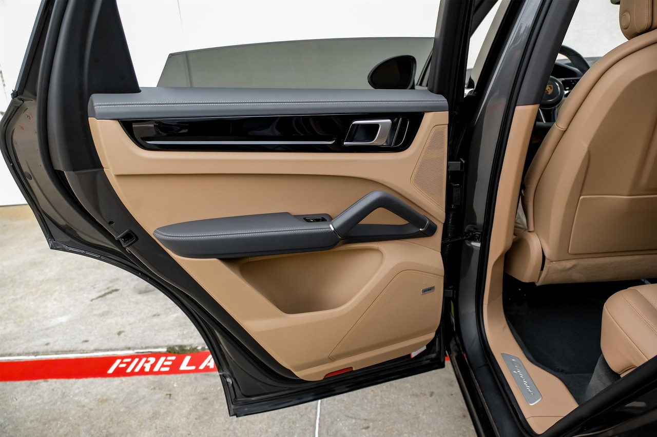 Porsche Cayenne Vehicle Main Gallery Image 47