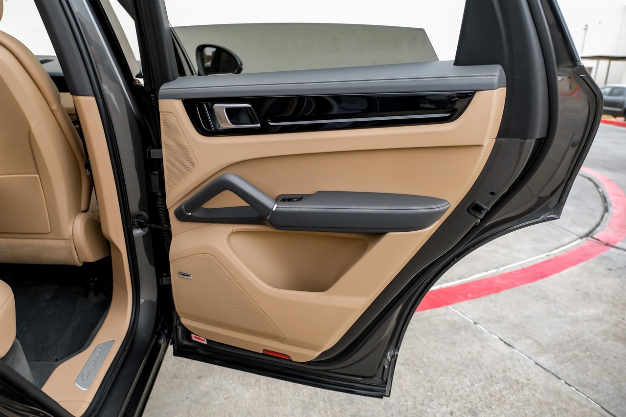 Porsche Cayenne Vehicle Main Gallery Image 48