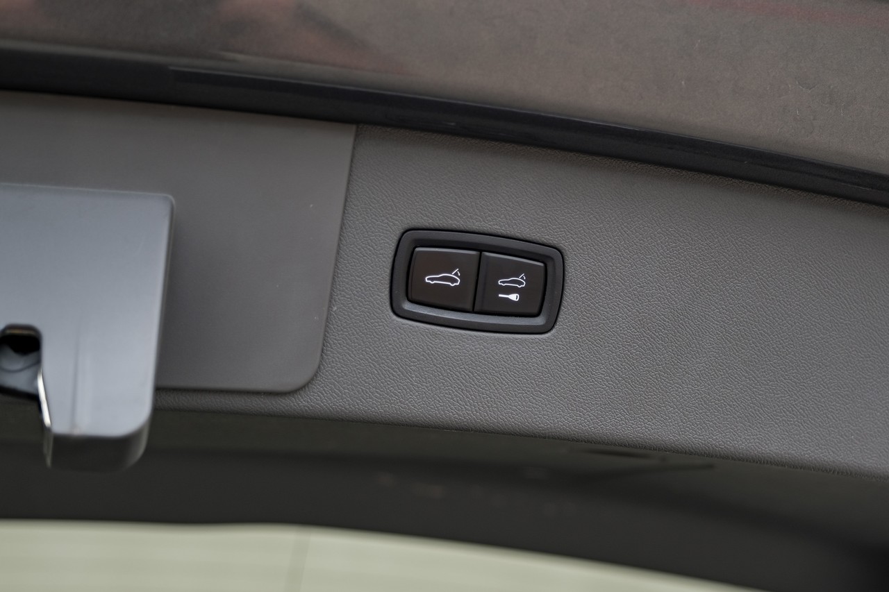 Porsche Cayenne Vehicle Main Gallery Image 53