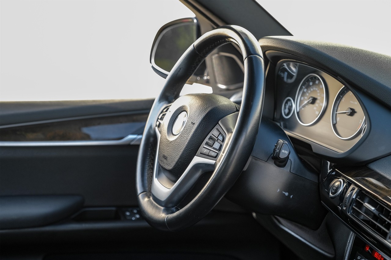 BMW X5 Vehicle Main Gallery Image 14