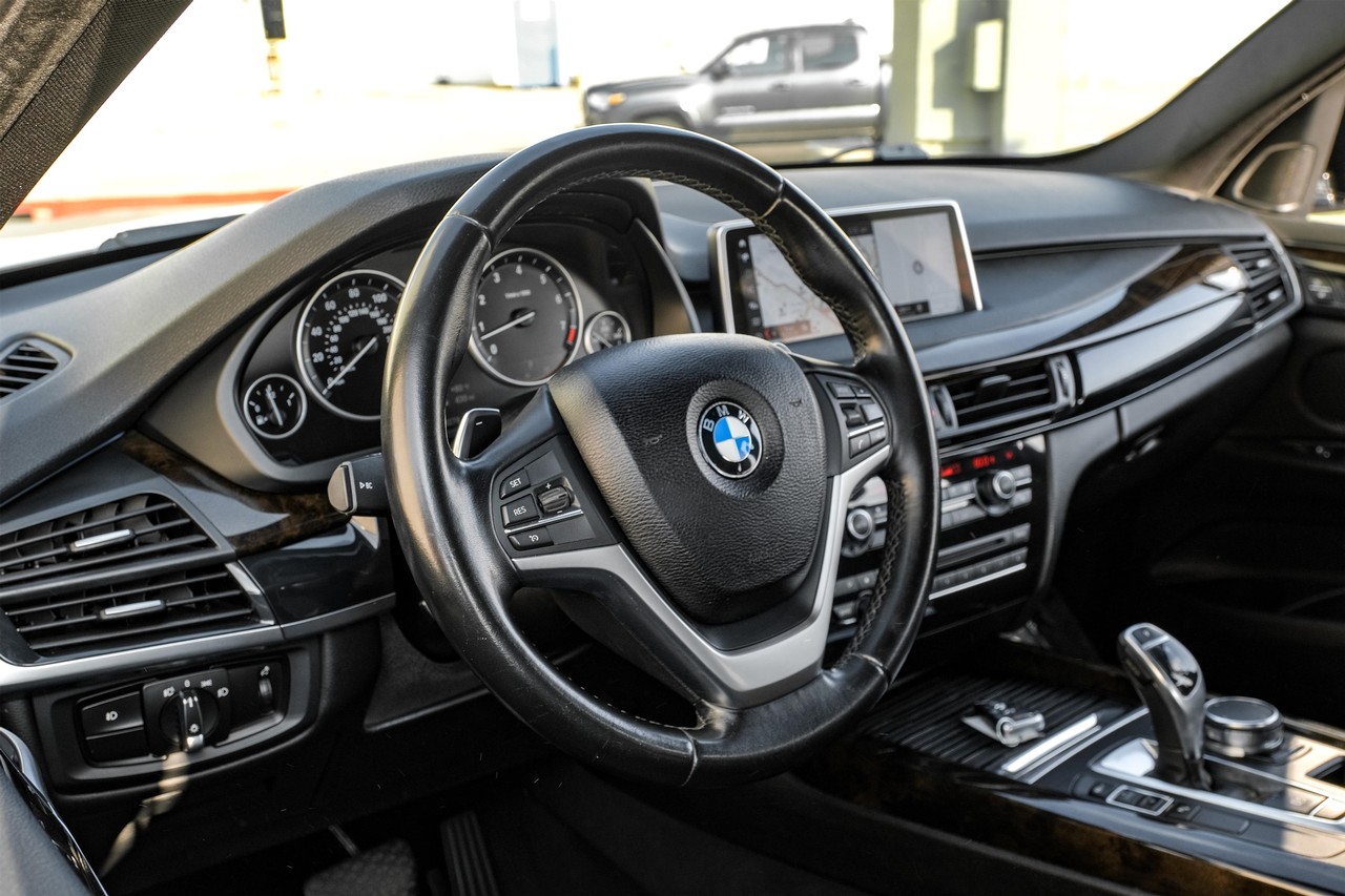 BMW X5 Vehicle Main Gallery Image 16