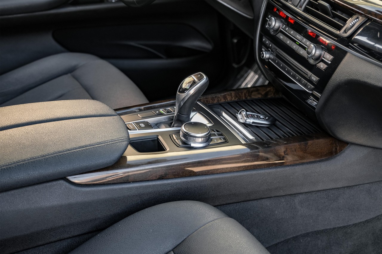 BMW X5 Vehicle Main Gallery Image 23