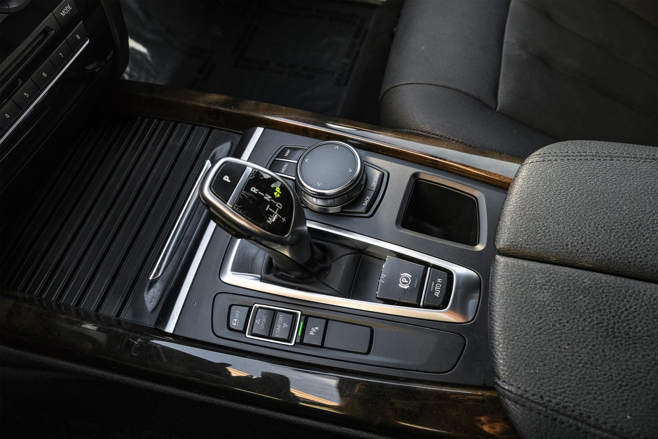 BMW X5 Vehicle Main Gallery Image 25