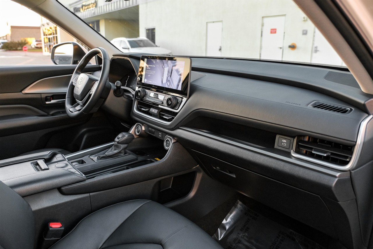 Toyota Grand Highlander Vehicle Main Gallery Image 13