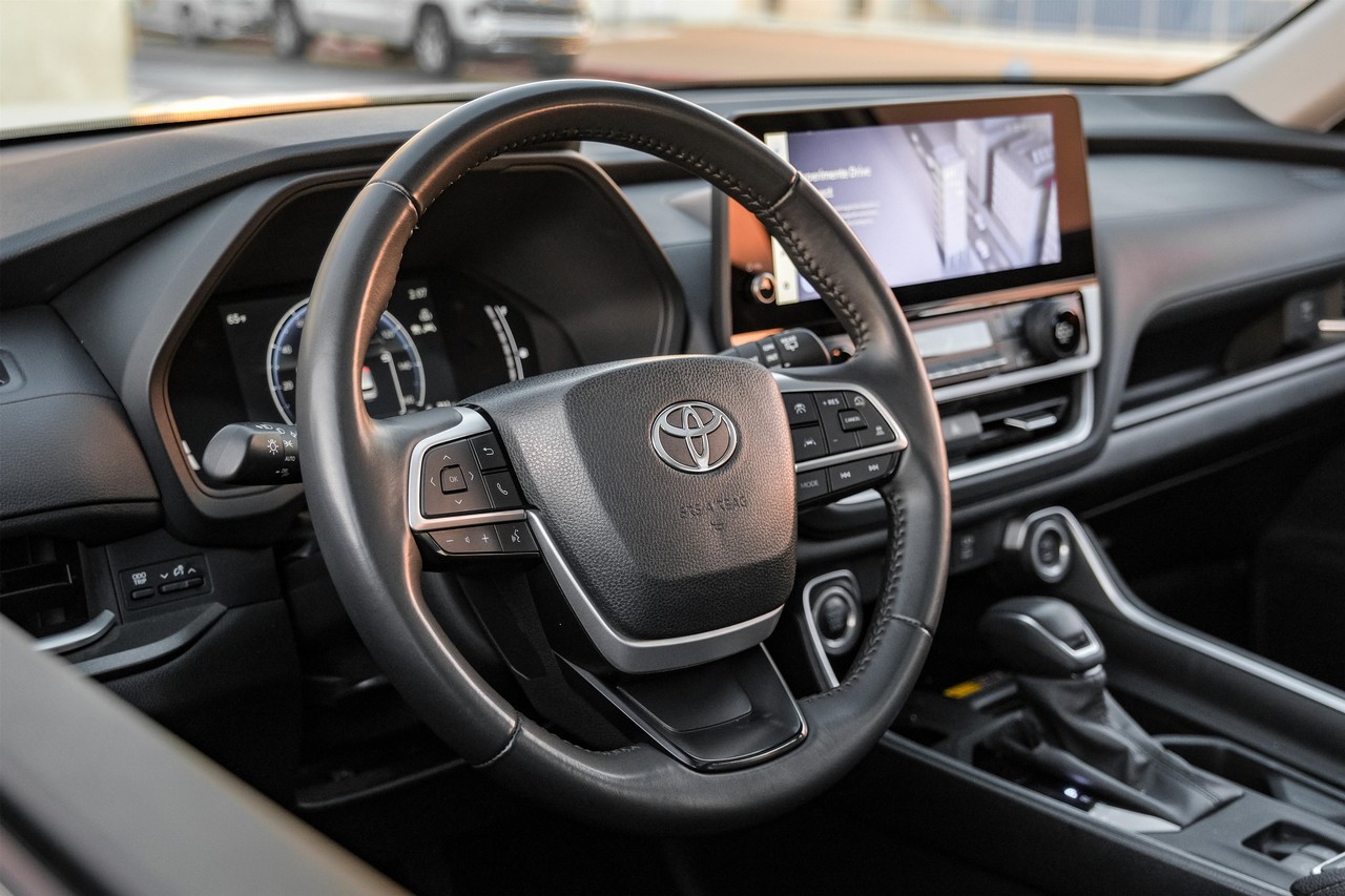 Toyota Grand Highlander Vehicle Main Gallery Image 16