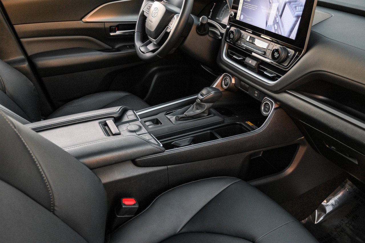 Toyota Grand Highlander Vehicle Main Gallery Image 23