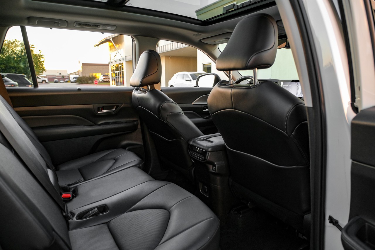 Toyota Grand Highlander Vehicle Main Gallery Image 35