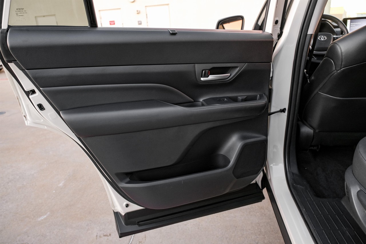 Toyota Grand Highlander Vehicle Main Gallery Image 44