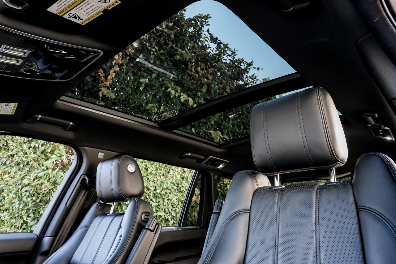 Land Rover Range Rover Vehicle Main Gallery Image 05
