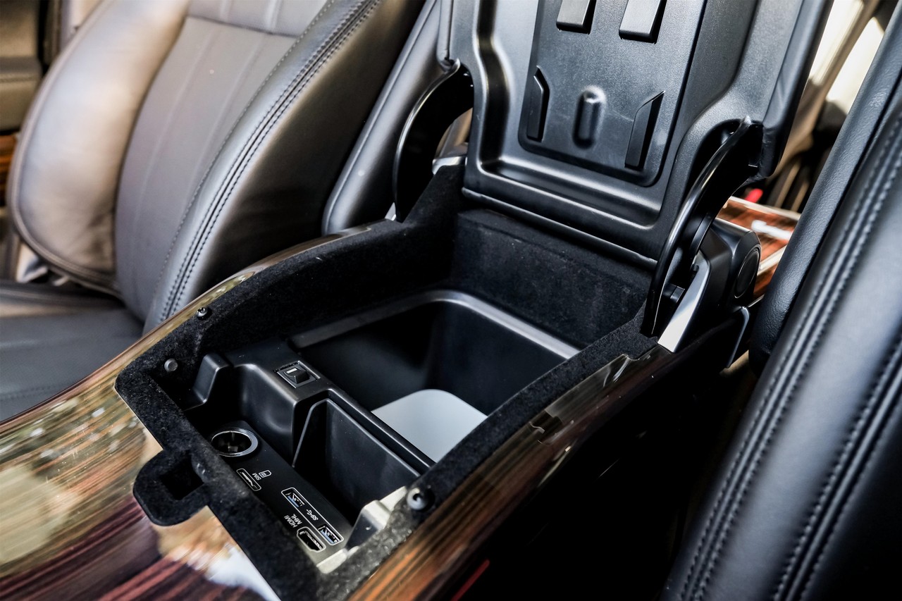 Land Rover Range Rover Vehicle Main Gallery Image 30