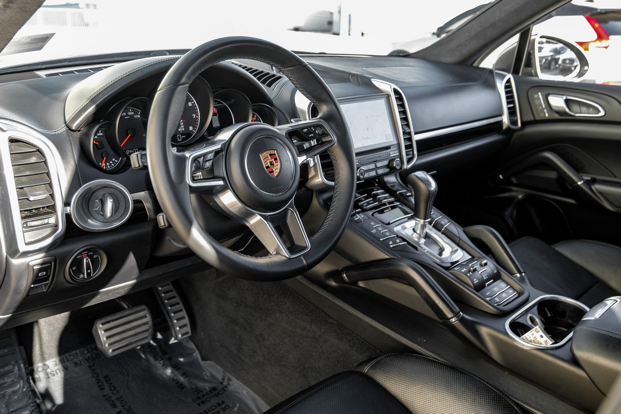 Porsche Cayenne Vehicle Main Gallery Image 03