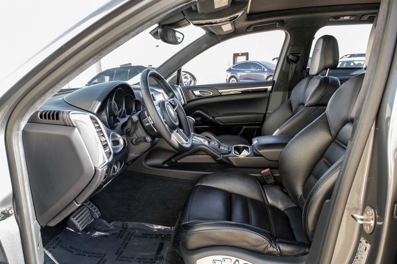Porsche Cayenne Vehicle Main Gallery Image 04