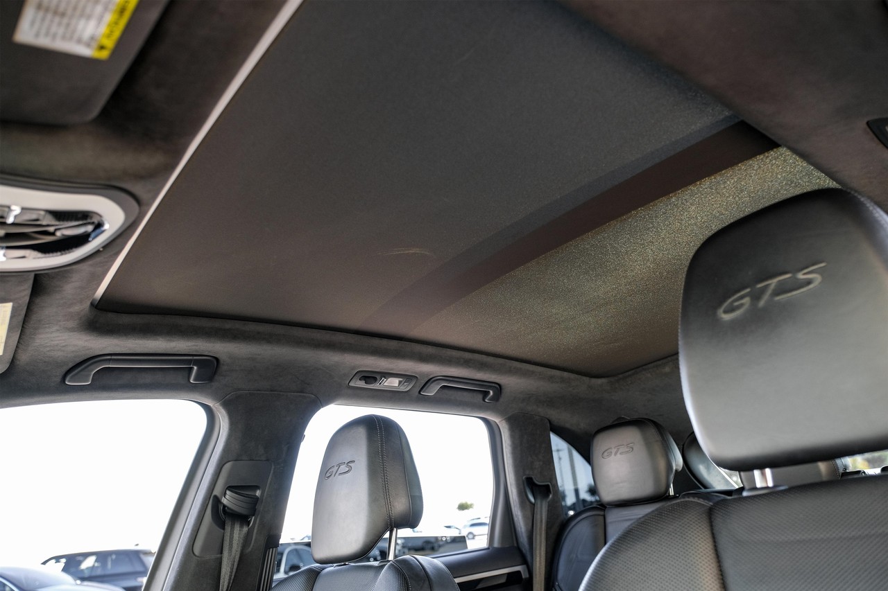 Porsche Cayenne Vehicle Main Gallery Image 05