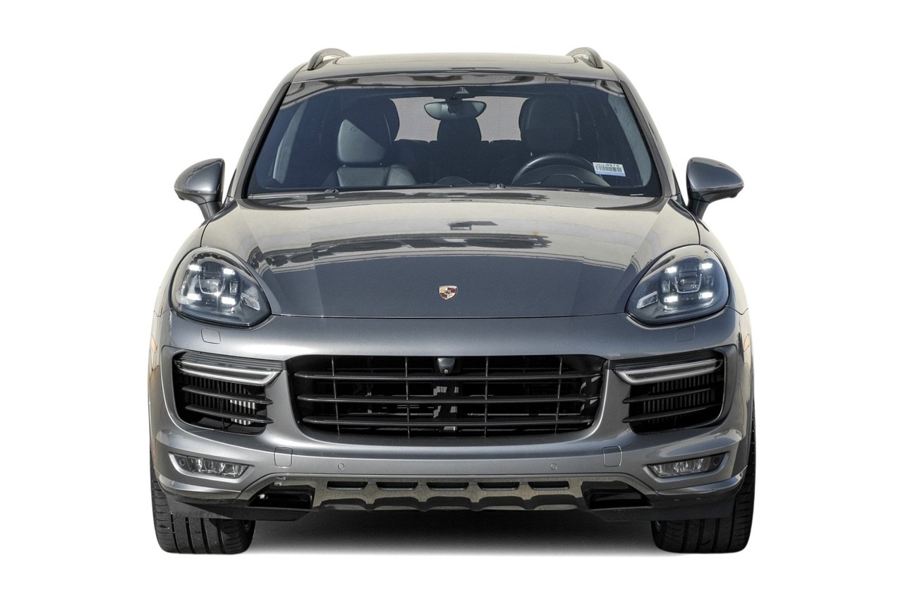 Porsche Cayenne Vehicle Main Gallery Image 06