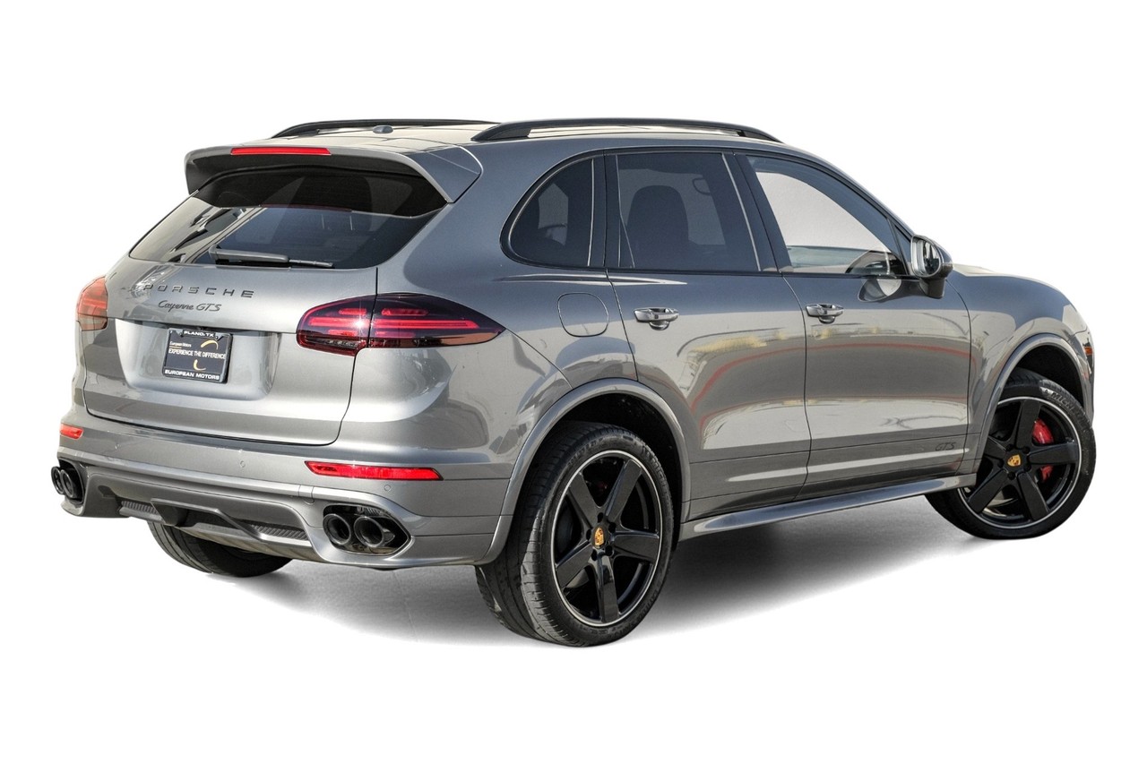 Porsche Cayenne Vehicle Main Gallery Image 09