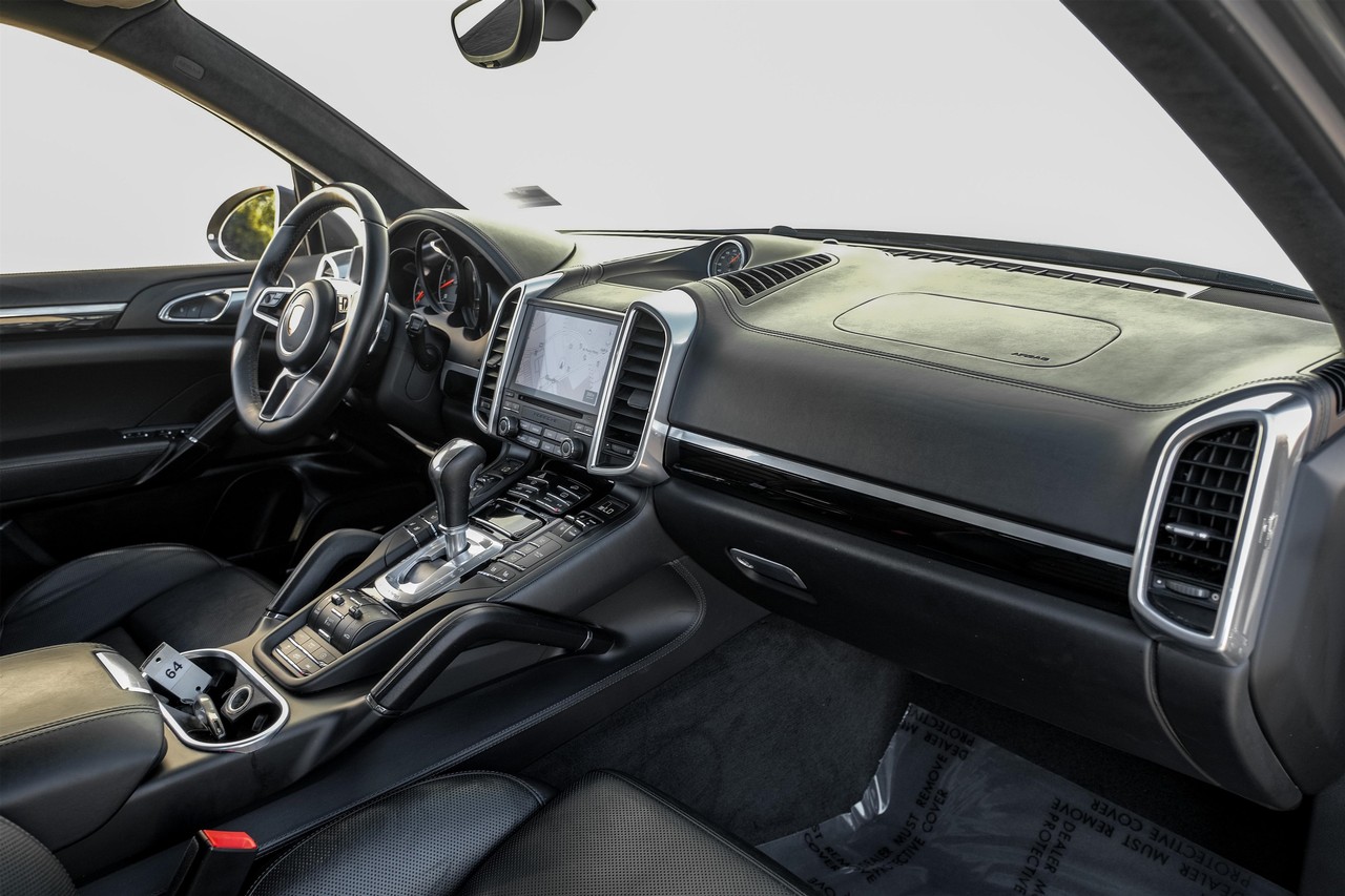 Porsche Cayenne Vehicle Main Gallery Image 13
