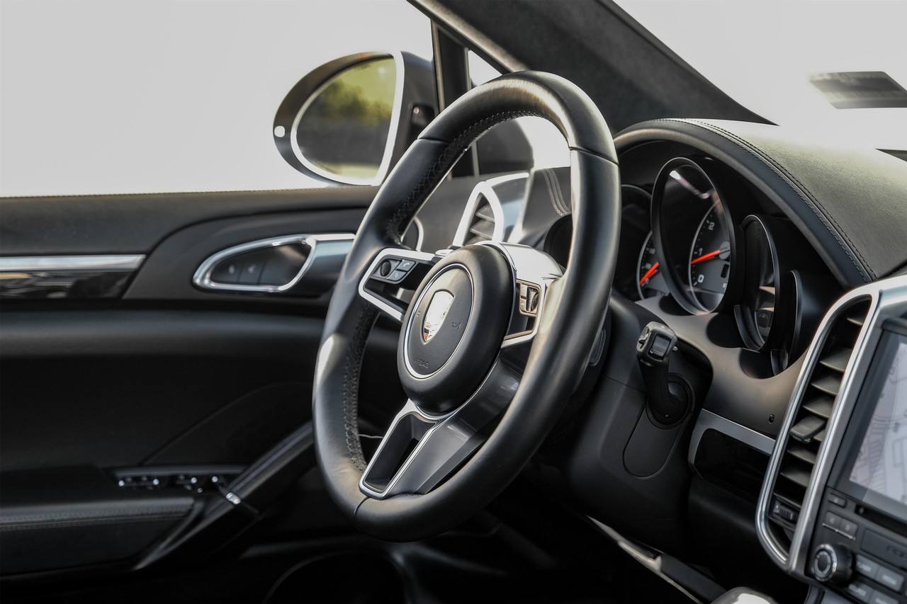 Porsche Cayenne Vehicle Main Gallery Image 14