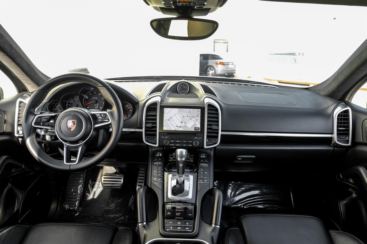 Porsche Cayenne Vehicle Main Gallery Image 15