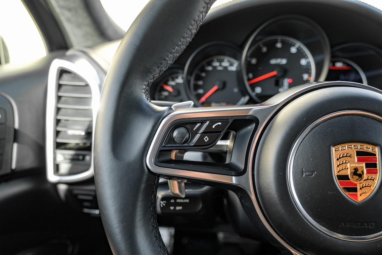 Porsche Cayenne Vehicle Main Gallery Image 17