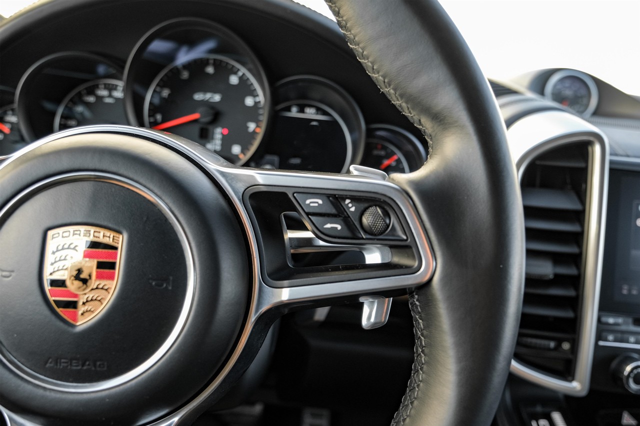 Porsche Cayenne Vehicle Main Gallery Image 18