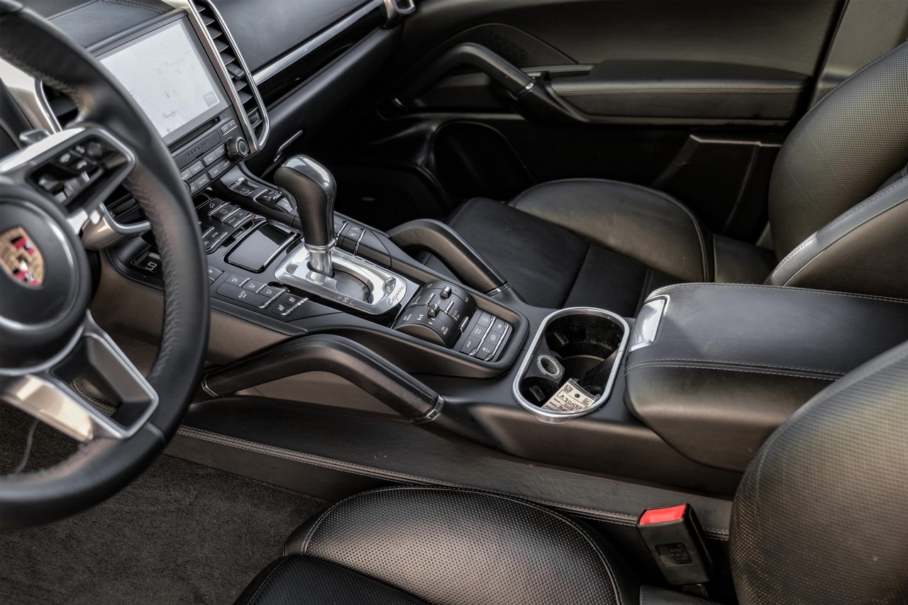 Porsche Cayenne Vehicle Main Gallery Image 24