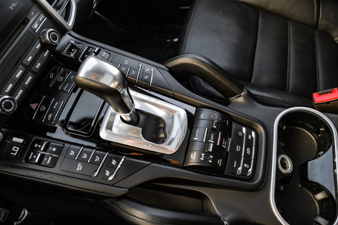 Porsche Cayenne Vehicle Main Gallery Image 25