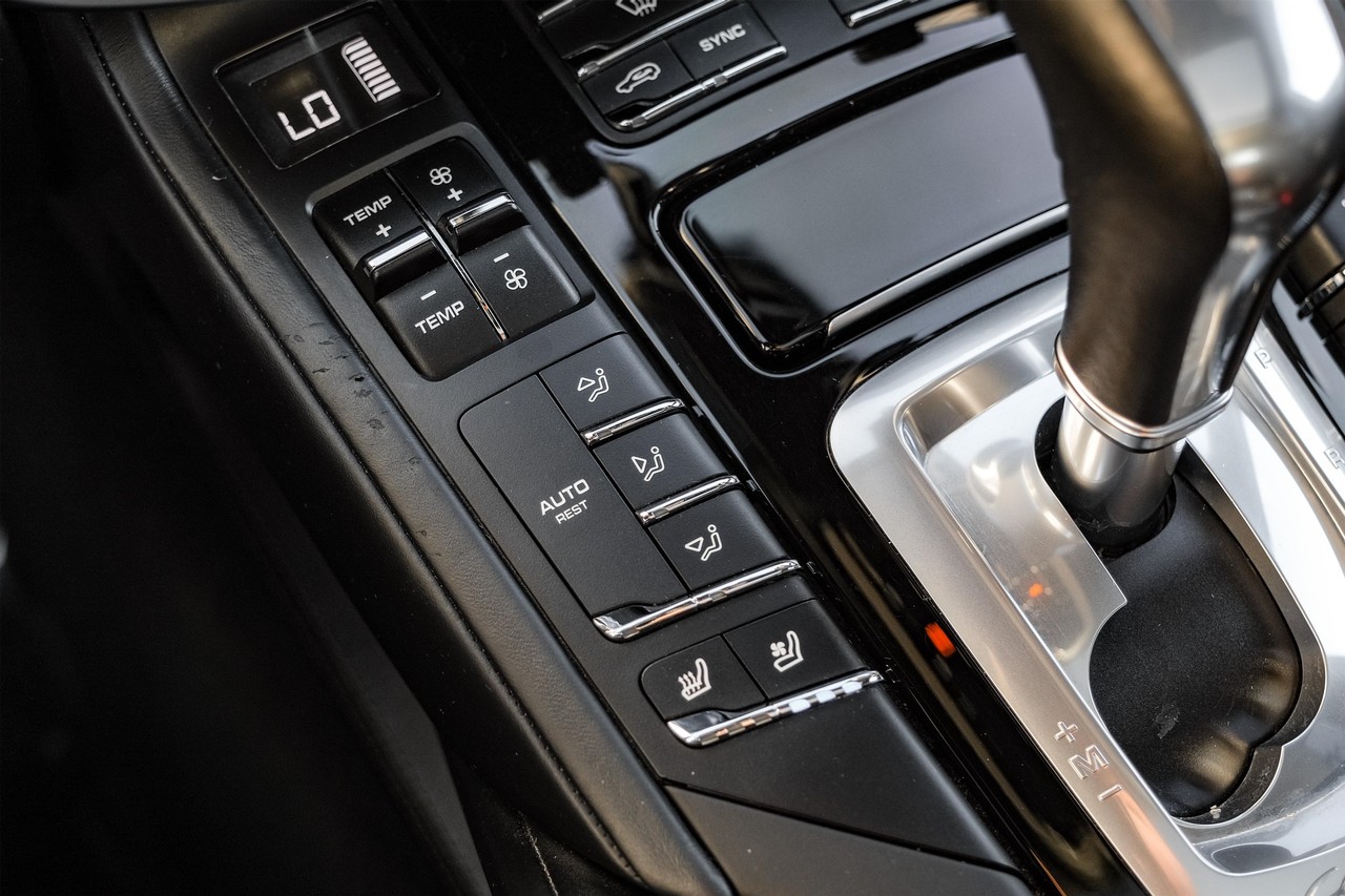 Porsche Cayenne Vehicle Main Gallery Image 27