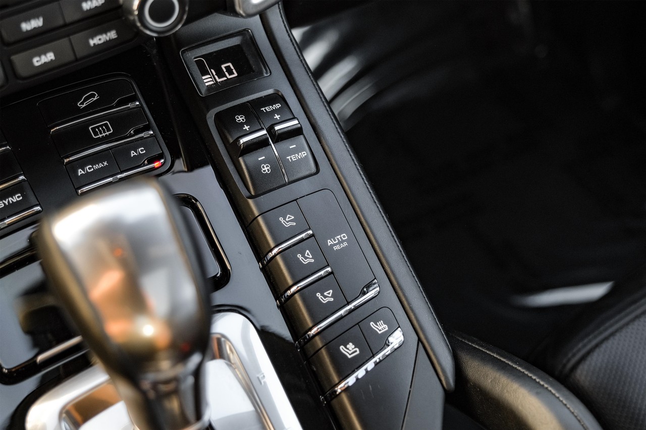 Porsche Cayenne Vehicle Main Gallery Image 28