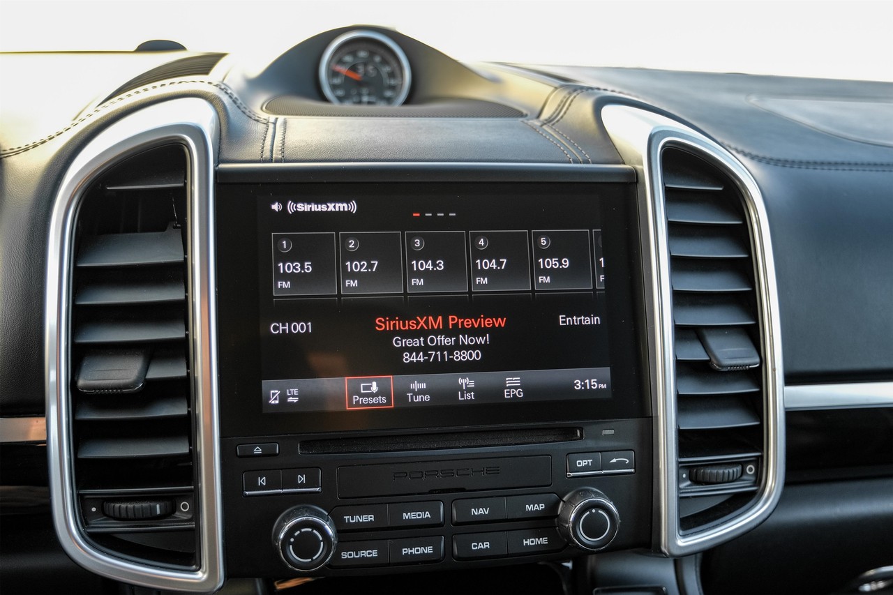 Porsche Cayenne Vehicle Main Gallery Image 32