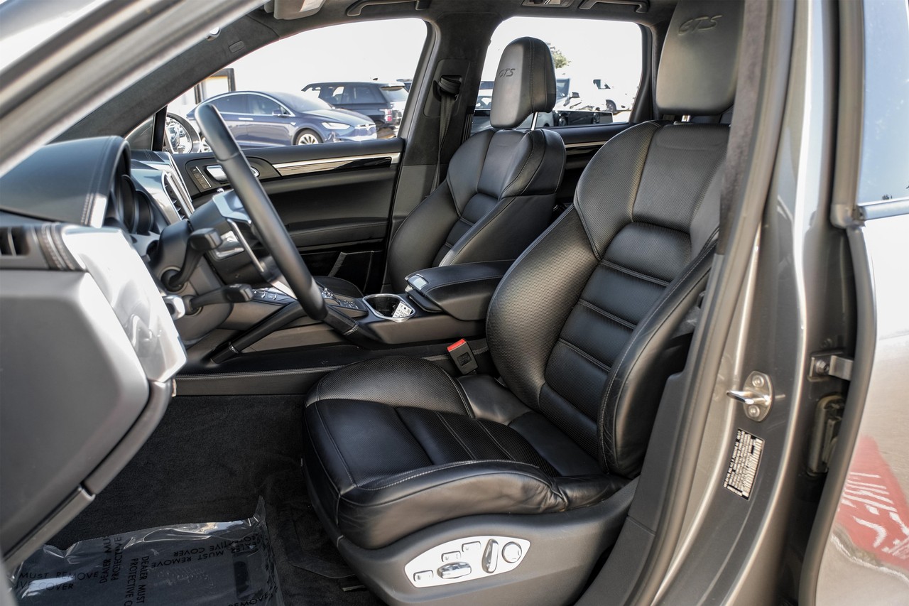 Porsche Cayenne Vehicle Main Gallery Image 33