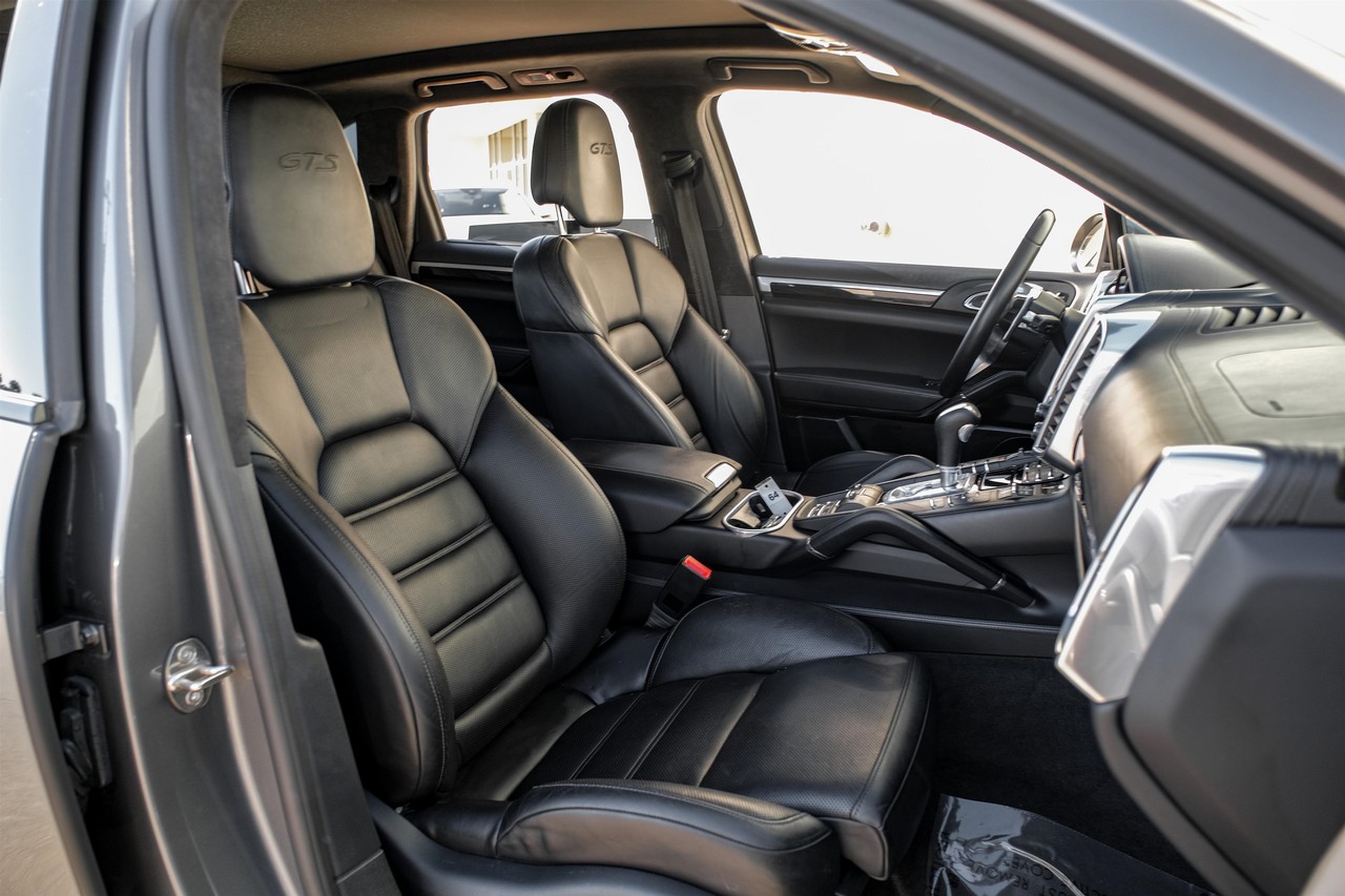 Porsche Cayenne Vehicle Main Gallery Image 36